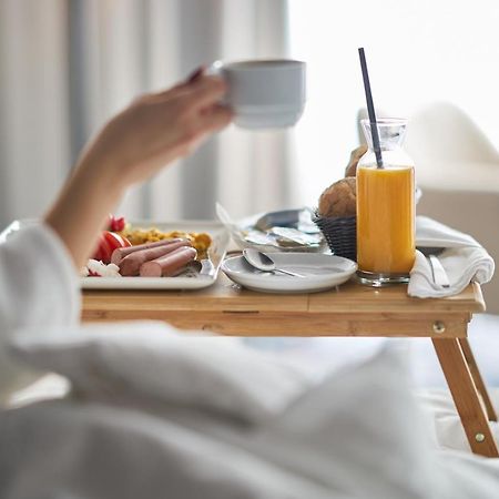 Dusit Hotel & Suites - Doha Bagian luar foto A breakfast in bed