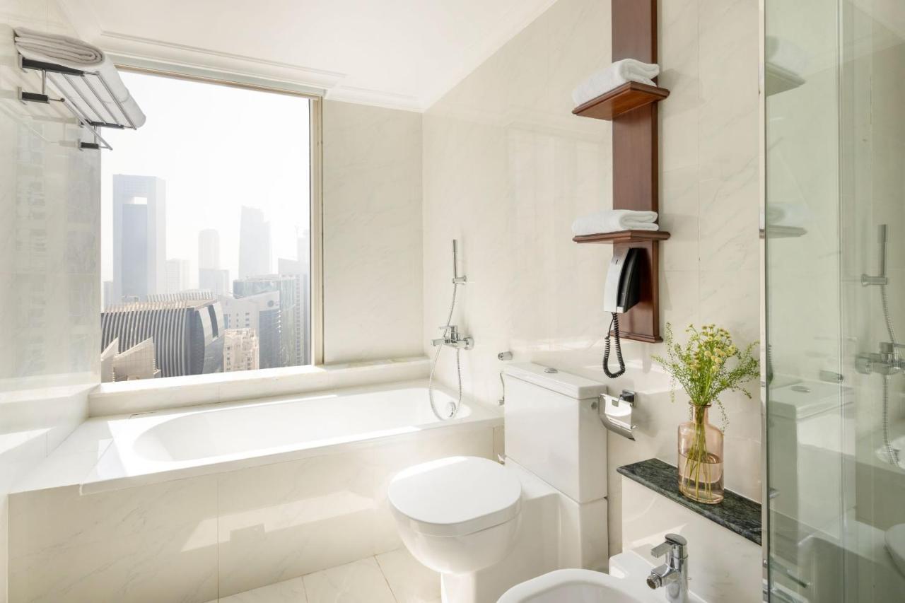 Dusit Hotel & Suites - Doha Bagian luar foto A bathroom in a hotel