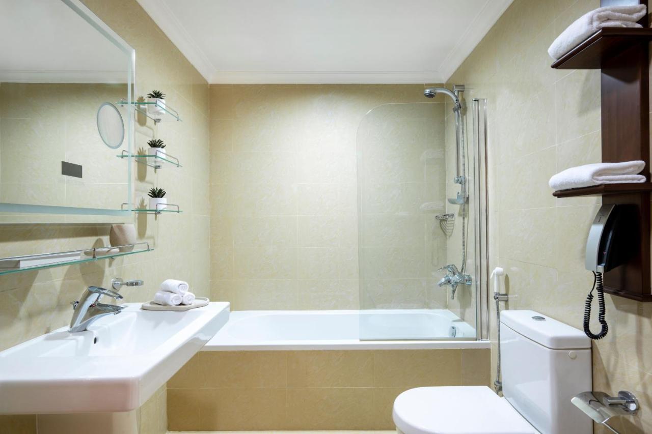 Dusit Hotel & Suites - Doha Bagian luar foto A modern bathroom