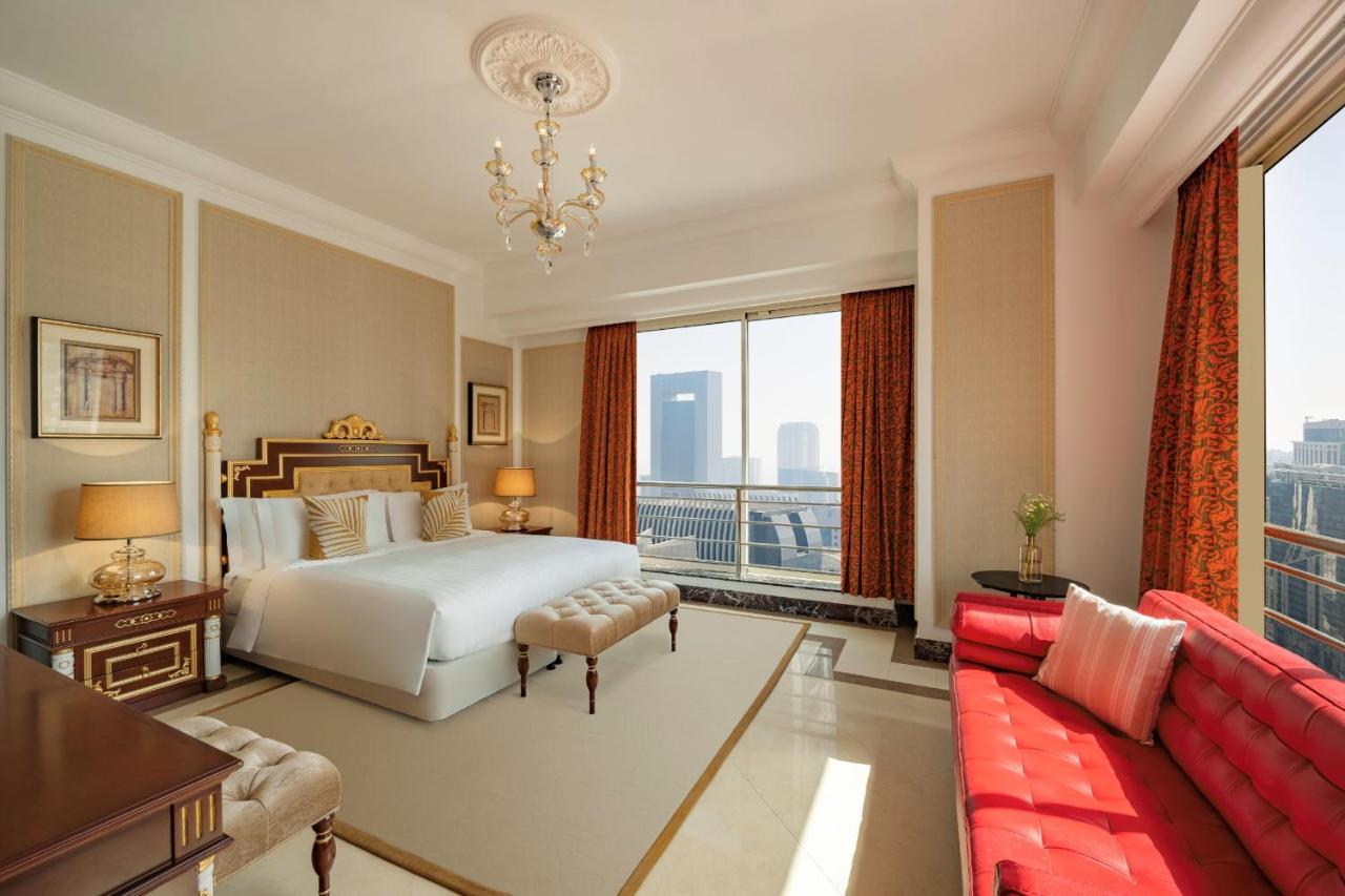 Dusit Hotel & Suites - Doha Bagian luar foto A bedroom at the Jumeirah Emirates Towers Hotel