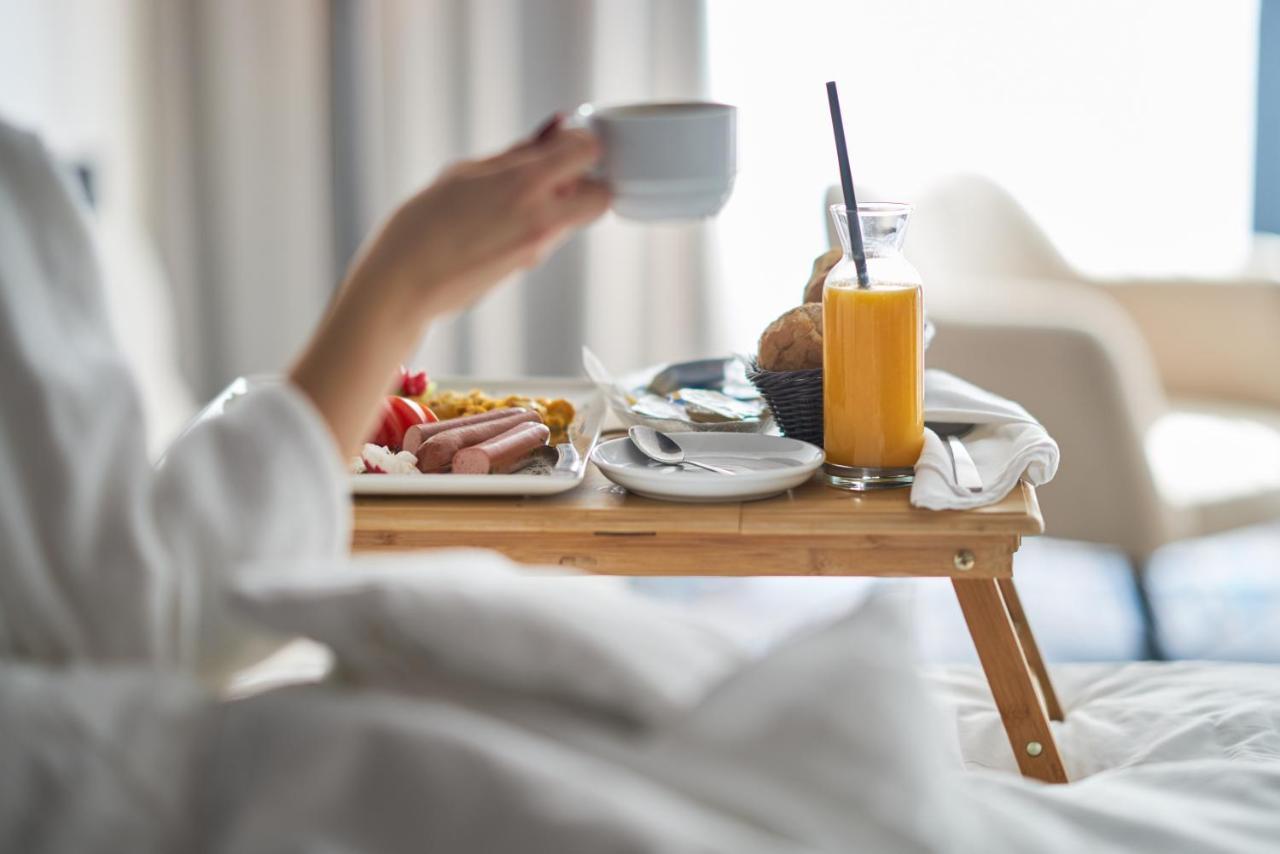 Dusit Hotel & Suites - Doha Bagian luar foto A breakfast in bed