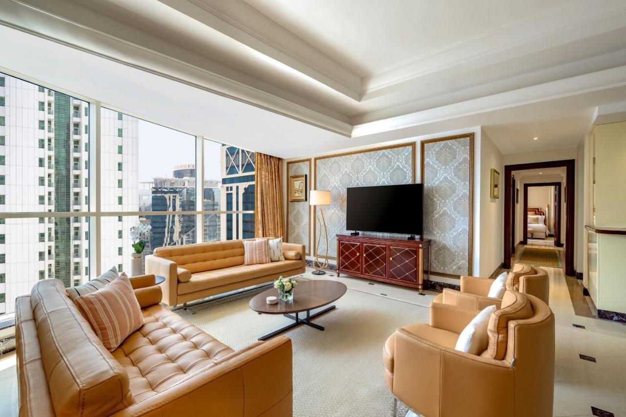 Dusit Hotel & Suites - Doha Bagian luar foto A living room in a suite at the hotel