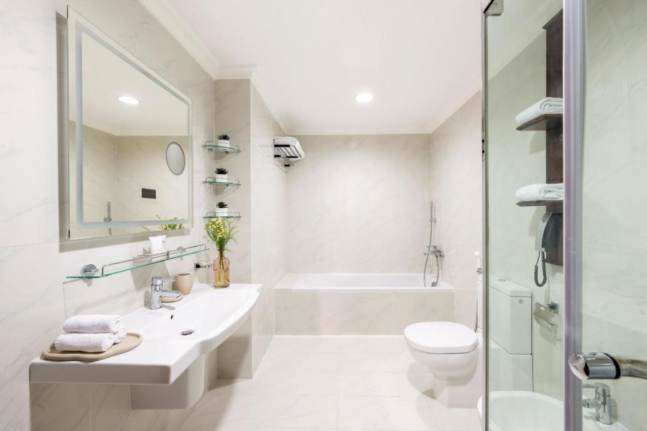 Dusit Hotel & Suites - Doha Bagian luar foto A modern bathroom