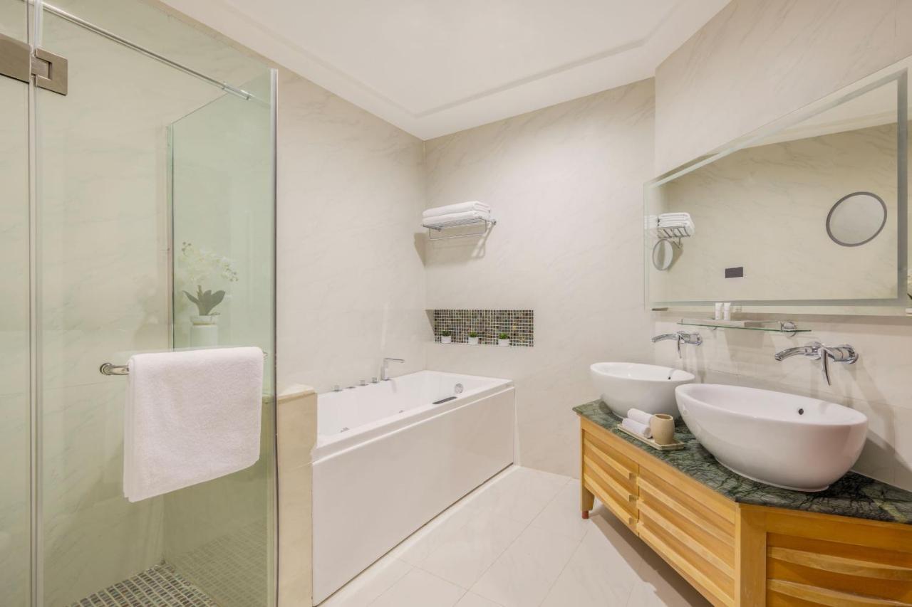 Dusit Hotel & Suites - Doha Bagian luar foto A modern bathroom