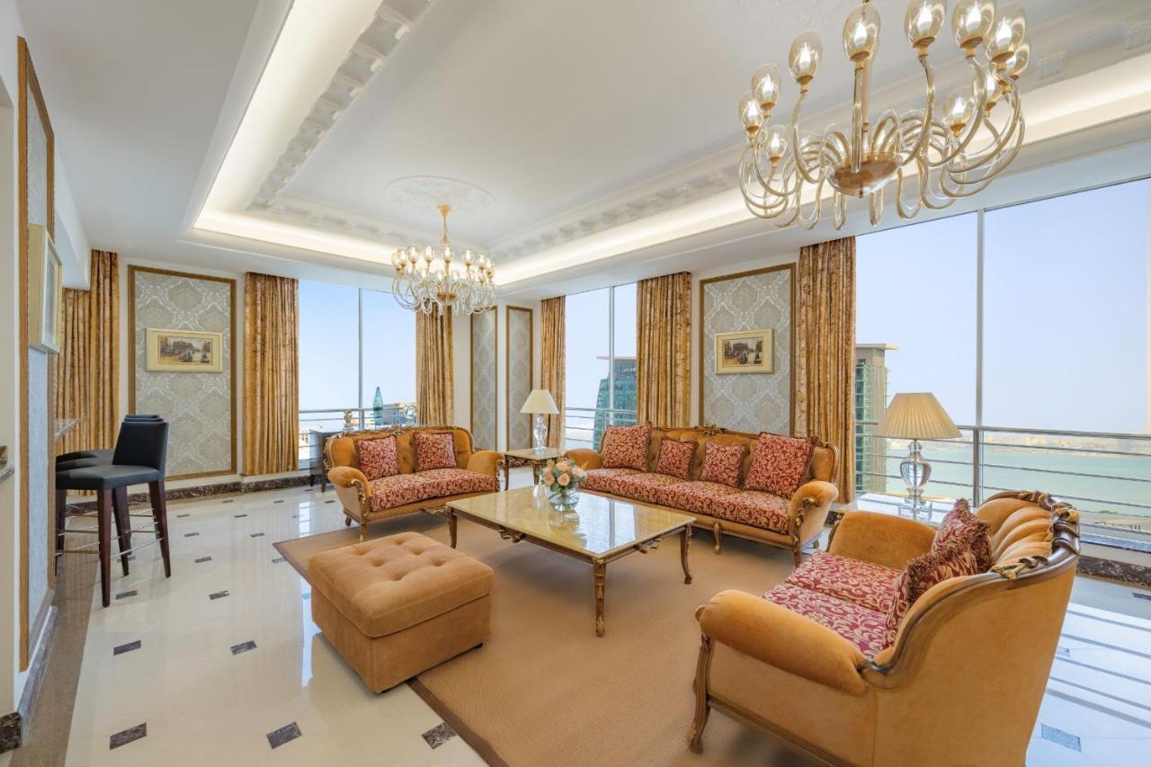 Dusit Hotel & Suites - Doha Bagian luar foto A living room in a suite at the Jumeirah Emirates Towers Hotel
