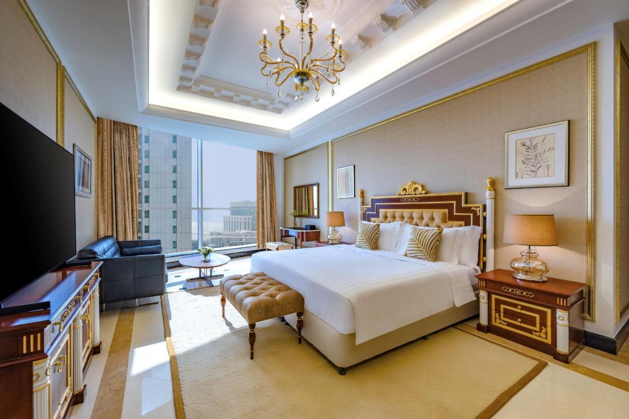 Dusit Hotel & Suites - Doha Bagian luar foto A bedroom at the hotel