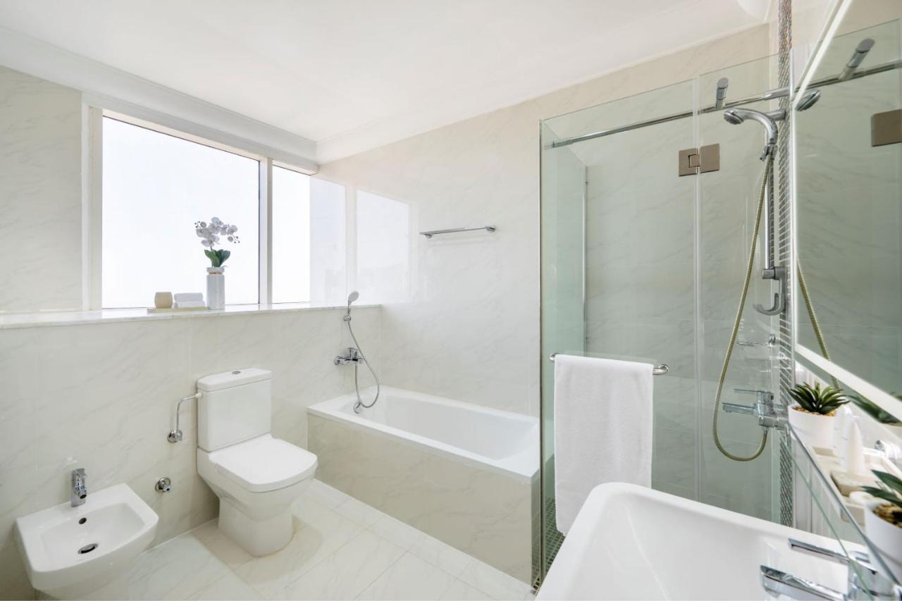 Dusit Hotel & Suites - Doha Bagian luar foto A modern bathroom