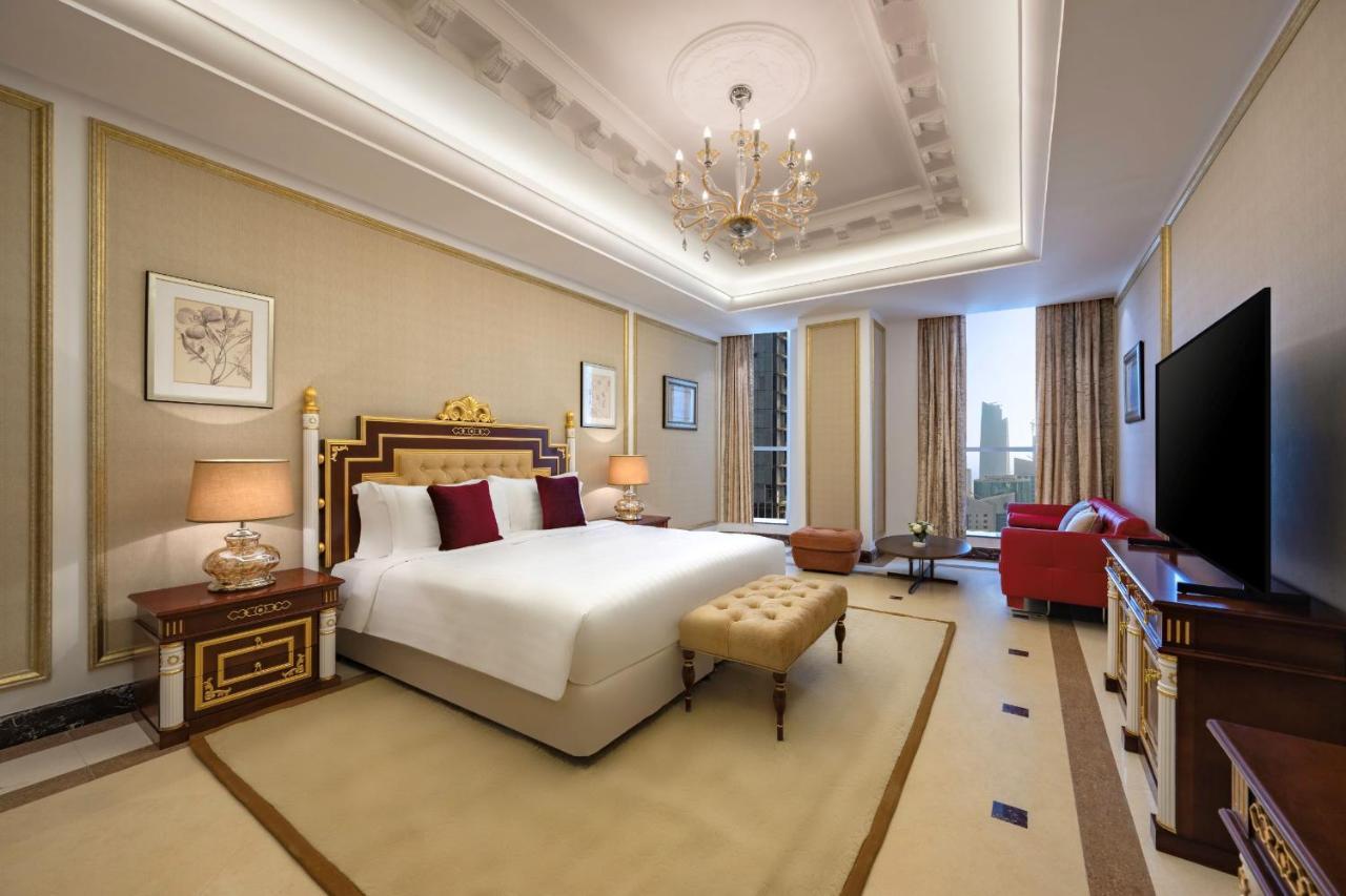 Dusit Hotel & Suites - Doha Bagian luar foto A bedroom at the hotel