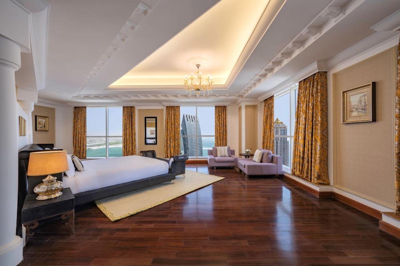 Dusit Hotel & Suites - Doha Bagian luar foto A bedroom at the Jumeirah Emirates Towers Hotel